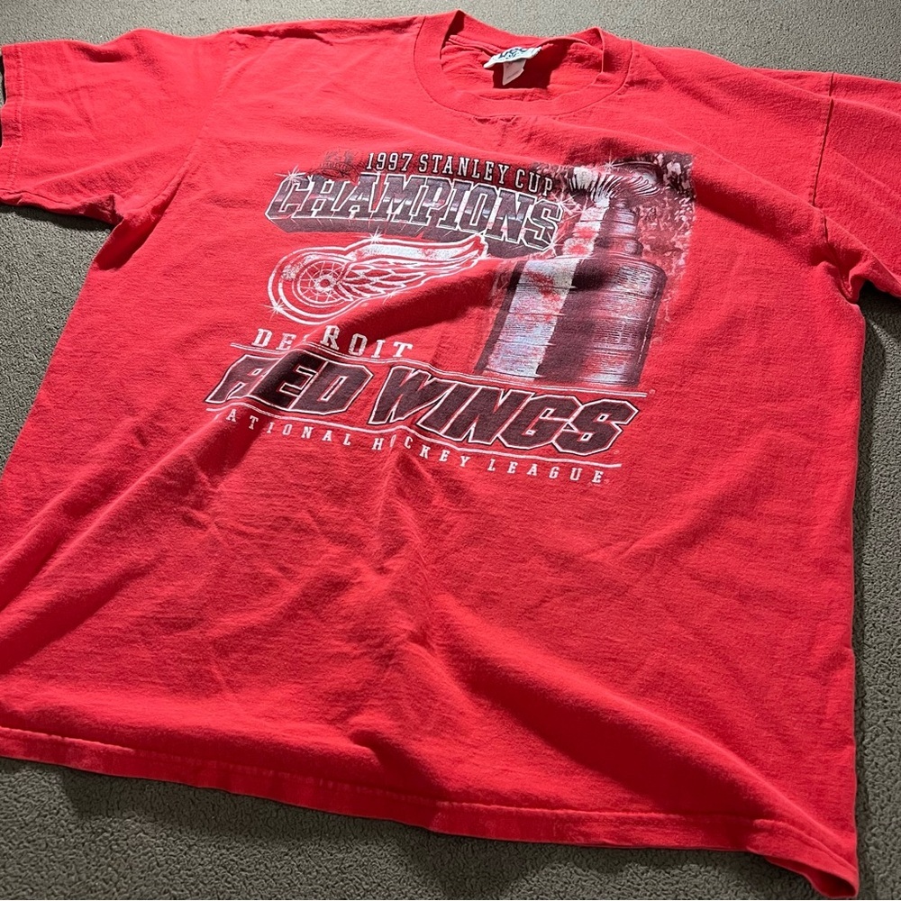 VINTAGE 90’s DETROIT RED WINGS STANLEY CUP CHAMPIONS NHL LEE SPORTS XL T-SHIRT